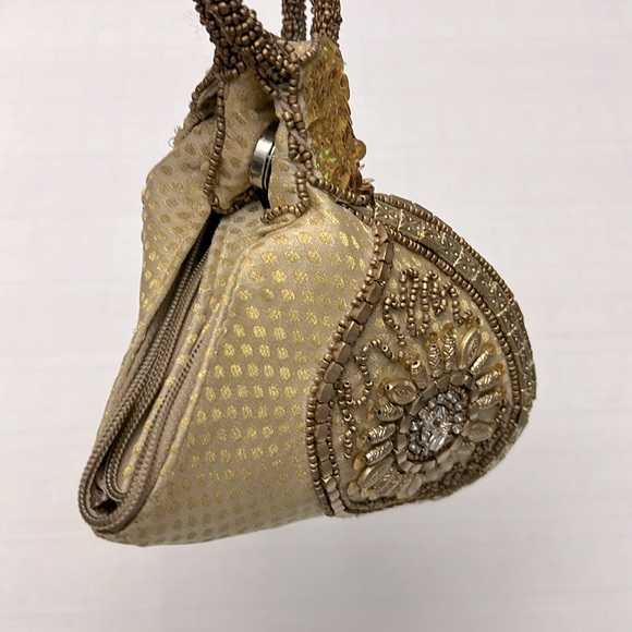 🥠 Vintage Unique Gold Beaded
Embellished Fortune Cookie
Mini Handbag - Picture 4 of 8